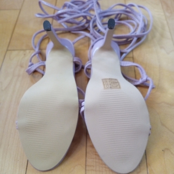 Lavender strappy stiletto heels that wrap around the leg - Picture 3 of 6